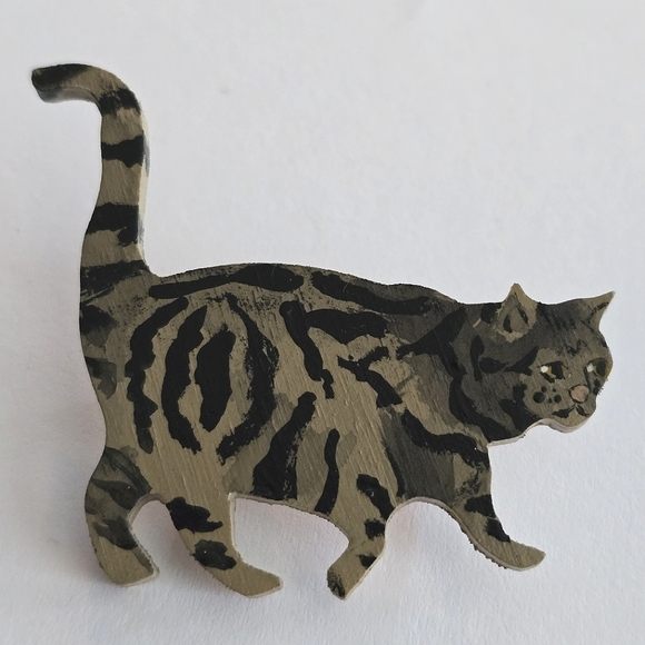 Handmade cat brooch painted wood grey tabby kitty kitten broach pin - Picture 1 of 5